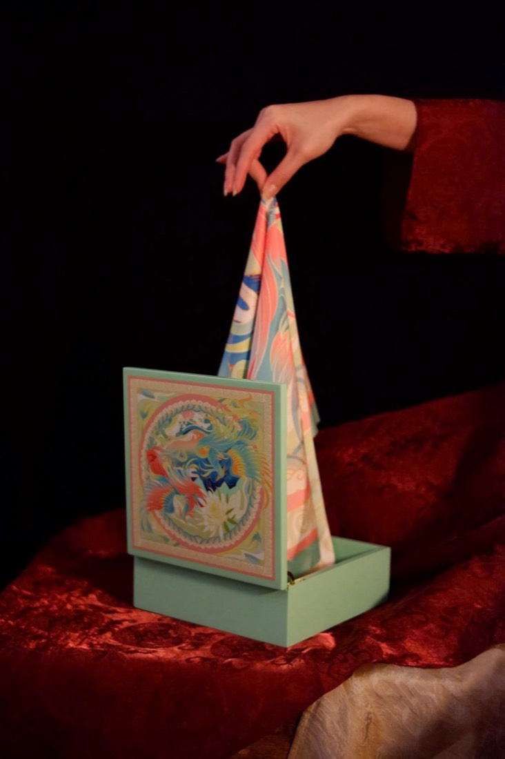 Lacquer as the modern corporate gift